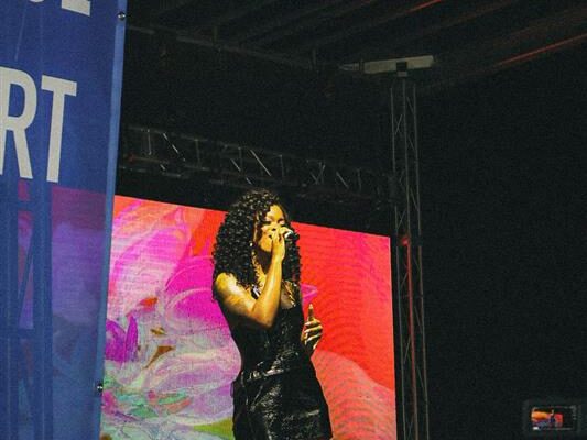 Ari Lennox brings soul and style to SpelHouse Homecoming